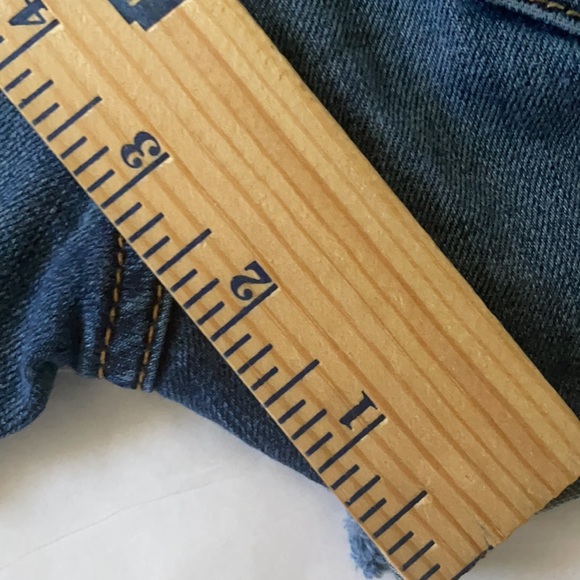 HOLLISTER JEAN DISTRESSED JEAN SHORT SHORT 1/2 HEM - Picture 10 of 10